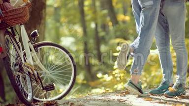 几辆老式自行车。 恋爱中的<strong>情侣</strong>。 阳光明媚的秋日，<strong>公园</strong>里快乐的年轻人。 秋美人。